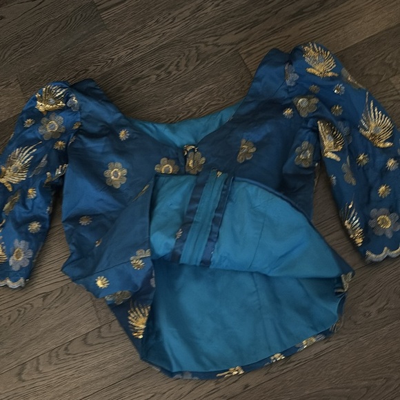 Elegant Blue and Gold 1980’s style silk floral blouse with puff 3/4 sleeves - Picture 11 of 16